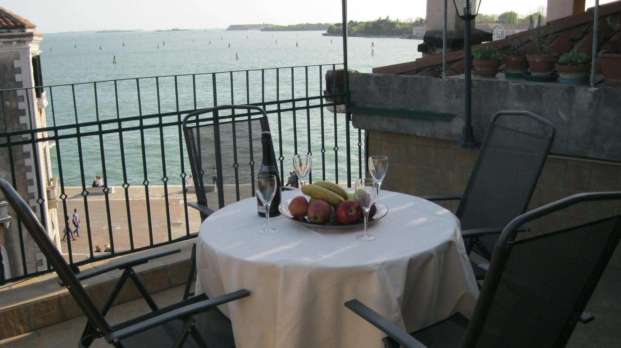 Ca' Delfina Holiday Home Venice Exterior photo